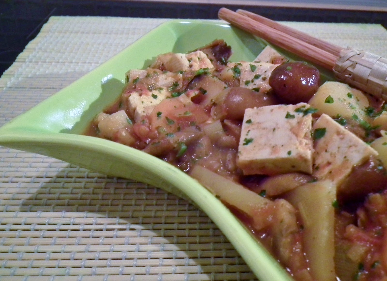 spezzatino di tofu con funghi, paprika e porro