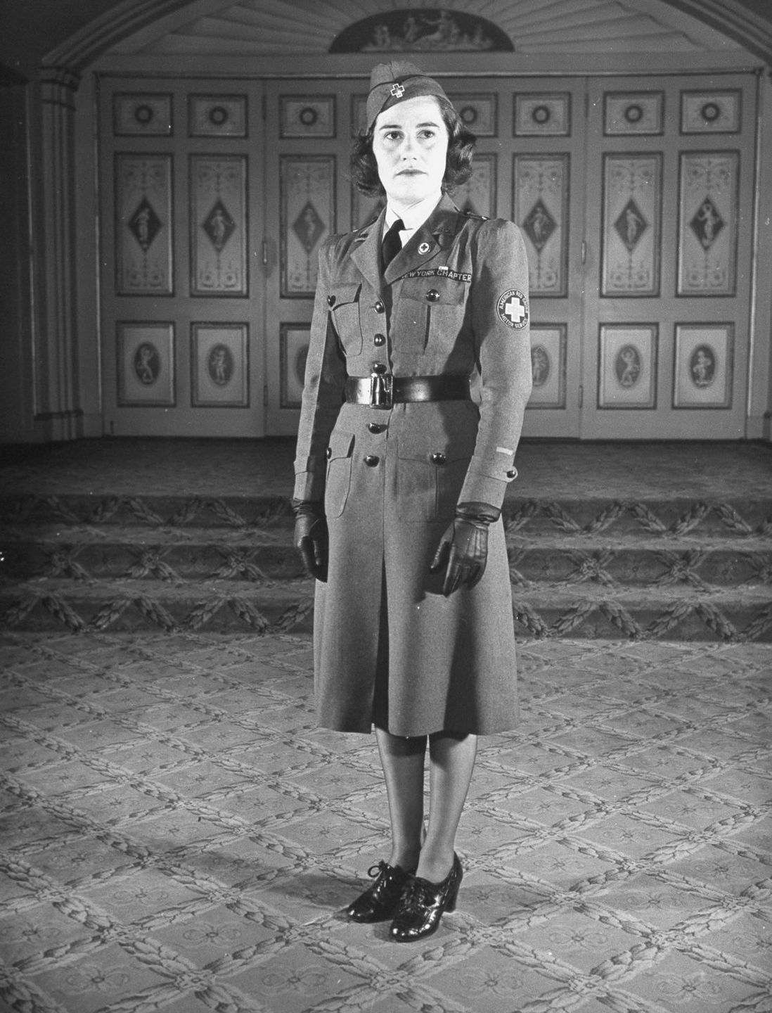 15 Vintage Studio Photos Show Strange and Stylish Women's War Fashion From World War II 