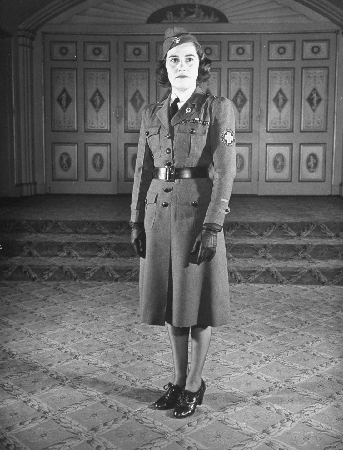 15 Vintage Studio Photos Show Strange and Stylish Women's War Fashion