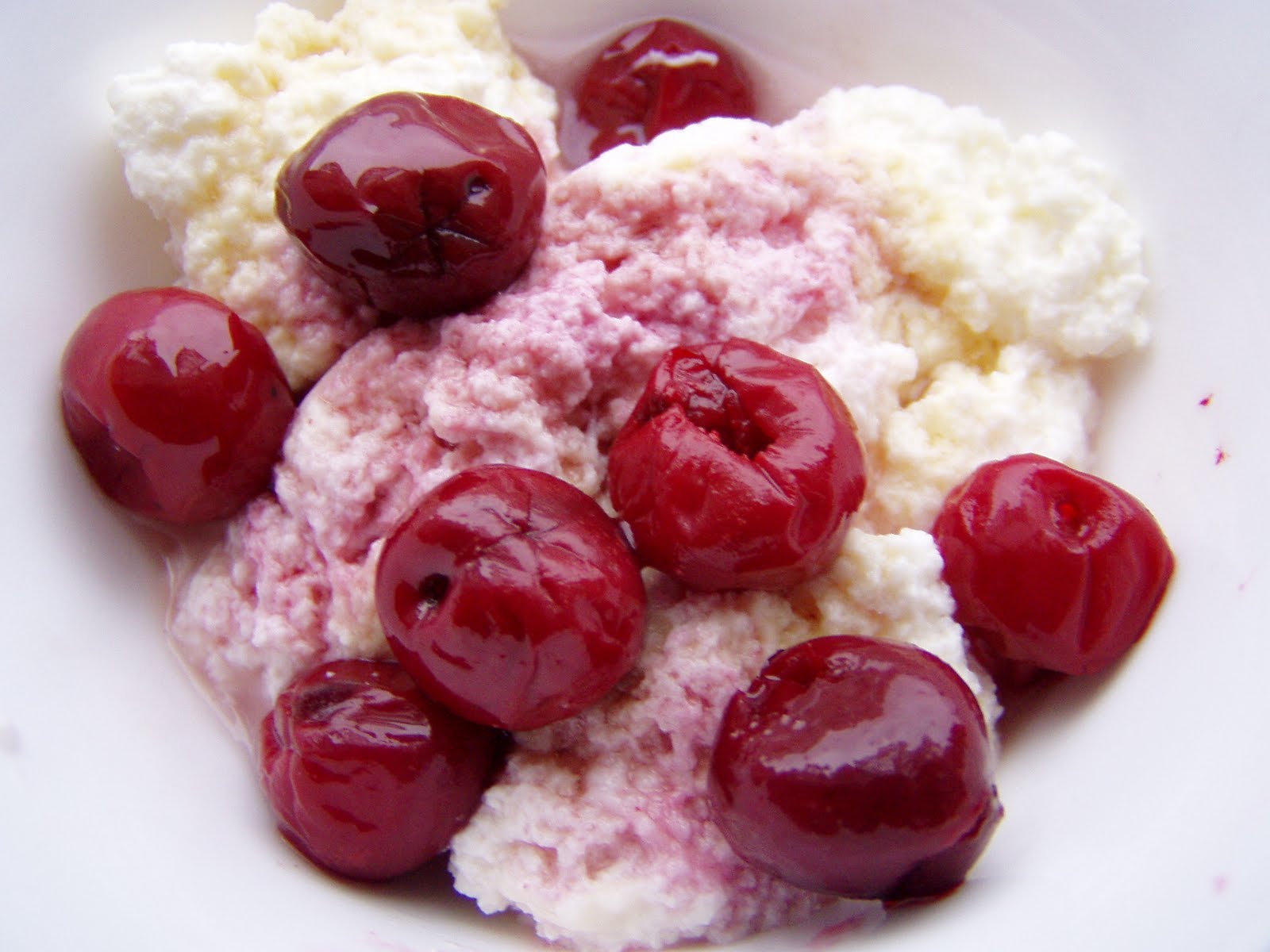 Творог с вишневым вареньем. Творог замороженная вишня. Творог с вишневым джемом. Творог с вишней. Творог с вишней и шоколадом.