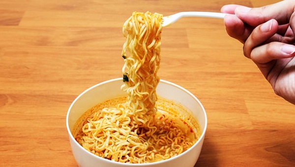 Bahaya, Inilah 10 Sebab Kenapa Kita Harus KURANGKAN Makan Mee Segera
