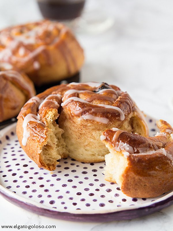 El gato goloso: caracolas fáciles de canela y pasas (con masa de cinnamon roll)