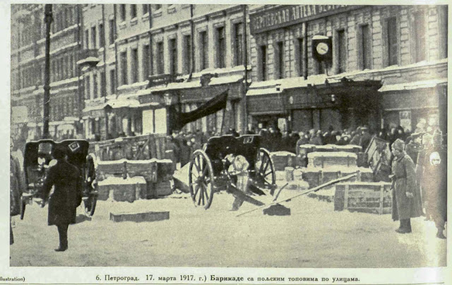 Petrograd (March 3rd 1917): Barricades with field-guns in the streets.