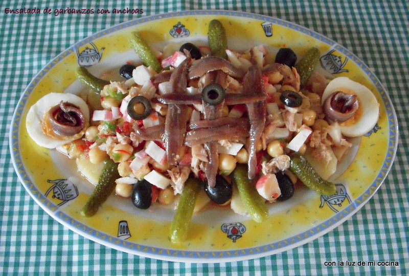 con la luz de mi cocina ENSALADA DE GARBANZOS CON ANCHOAS