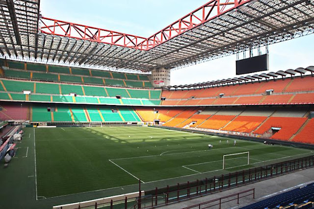 Campo e arquibancadas do estádio San Siro