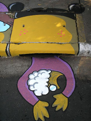 Arte callejero en alcantarillas. 