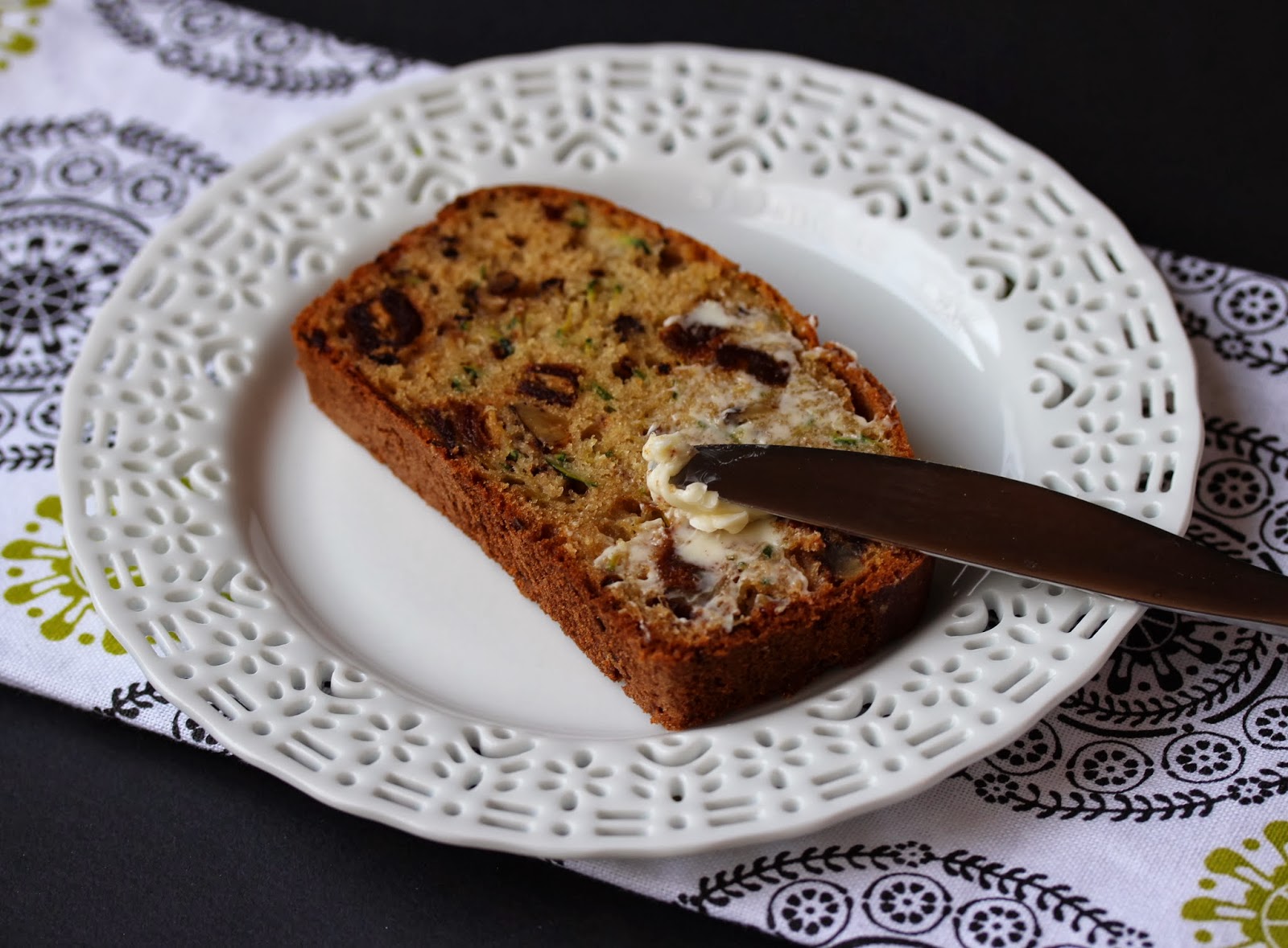 Au gré du marché Pain (cake) aux courgettes, aux dattes et aux noix Au gré du marché Pain (cake) aux courgettes, aux dattes et aux noix