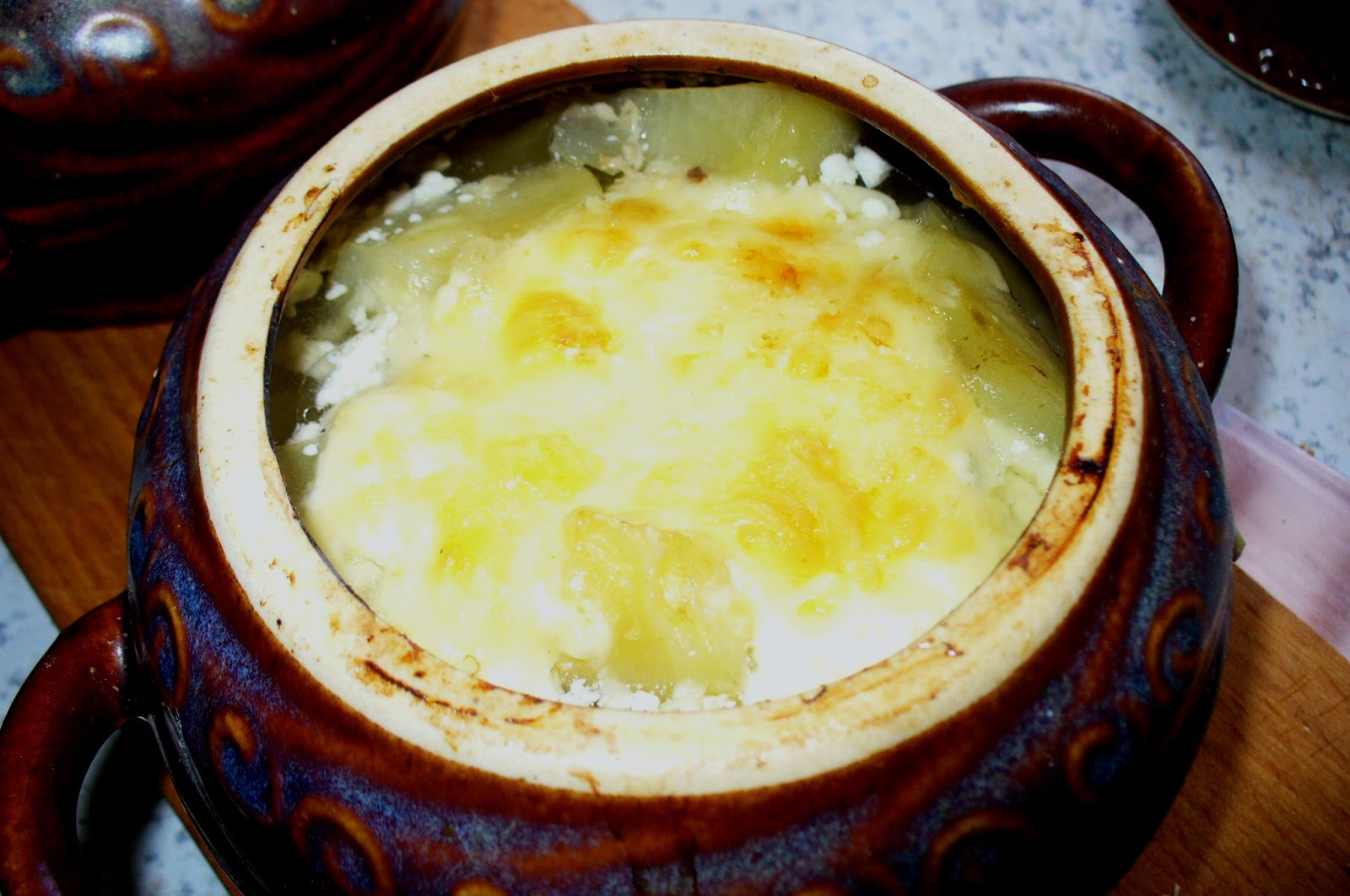 жаркое из индейки в горшочках. горшочки без сыра. курица с картошкой в горшочке. классическое жаркое по домашнему. жаркое в горшочках.