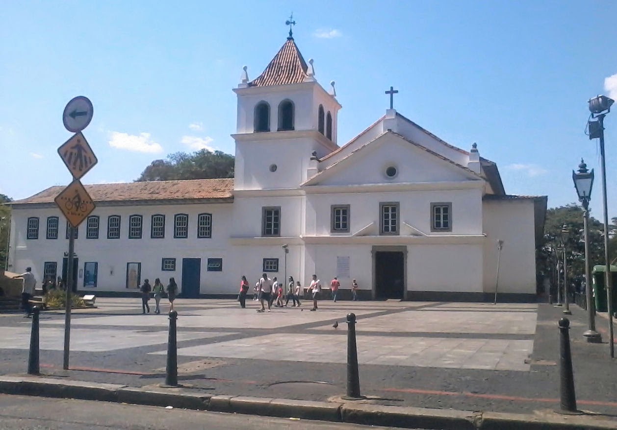 Foto tirada do Páteo do Colégio em São Paulo (local de fundação da cidade), no 7 de Setembro de 2013, de dentro do MP Lafer.