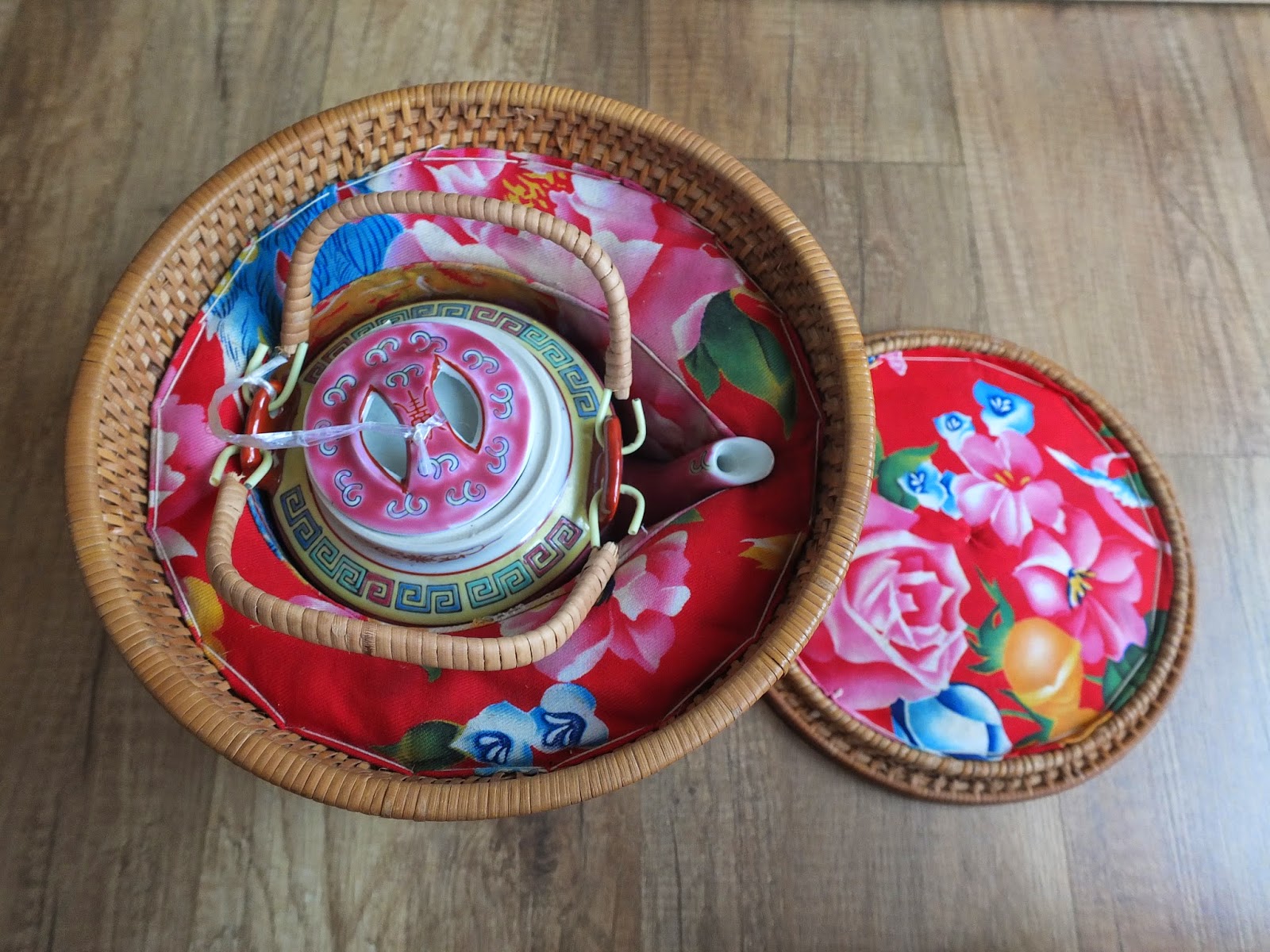 travelling teapot A Traditional Tea Set