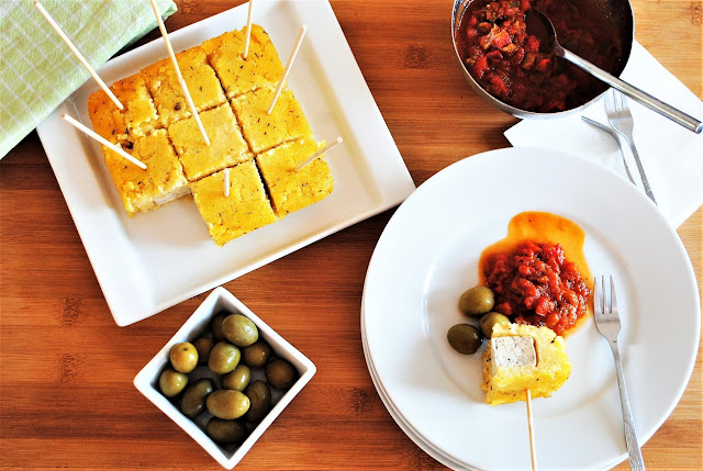 Pinchos de polenta y tofu con salsa de tomate y pimientos