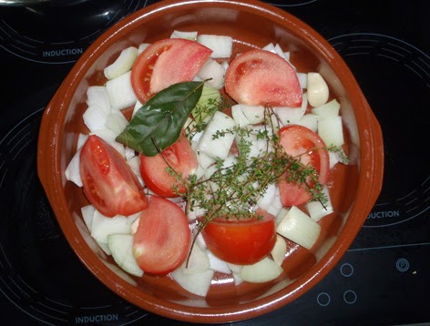 cama de hortalizas y hierbas para asar el pollo