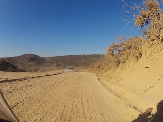 Chão de terra fofa. Difícil de pilotar a moto.