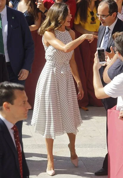 Queen Letizia of Spain visited the city of Bailen in occasion of the 210th anniversary of the Bailen Battle. Carolina Herrera Silk dress