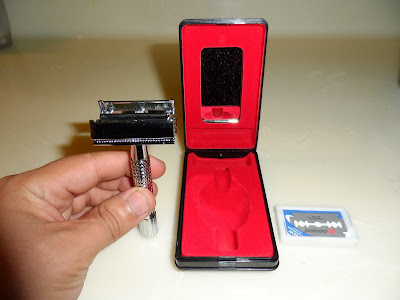 A twist on the bottom opens up the razor and you place the razor blade inside Micro Touch One Razor