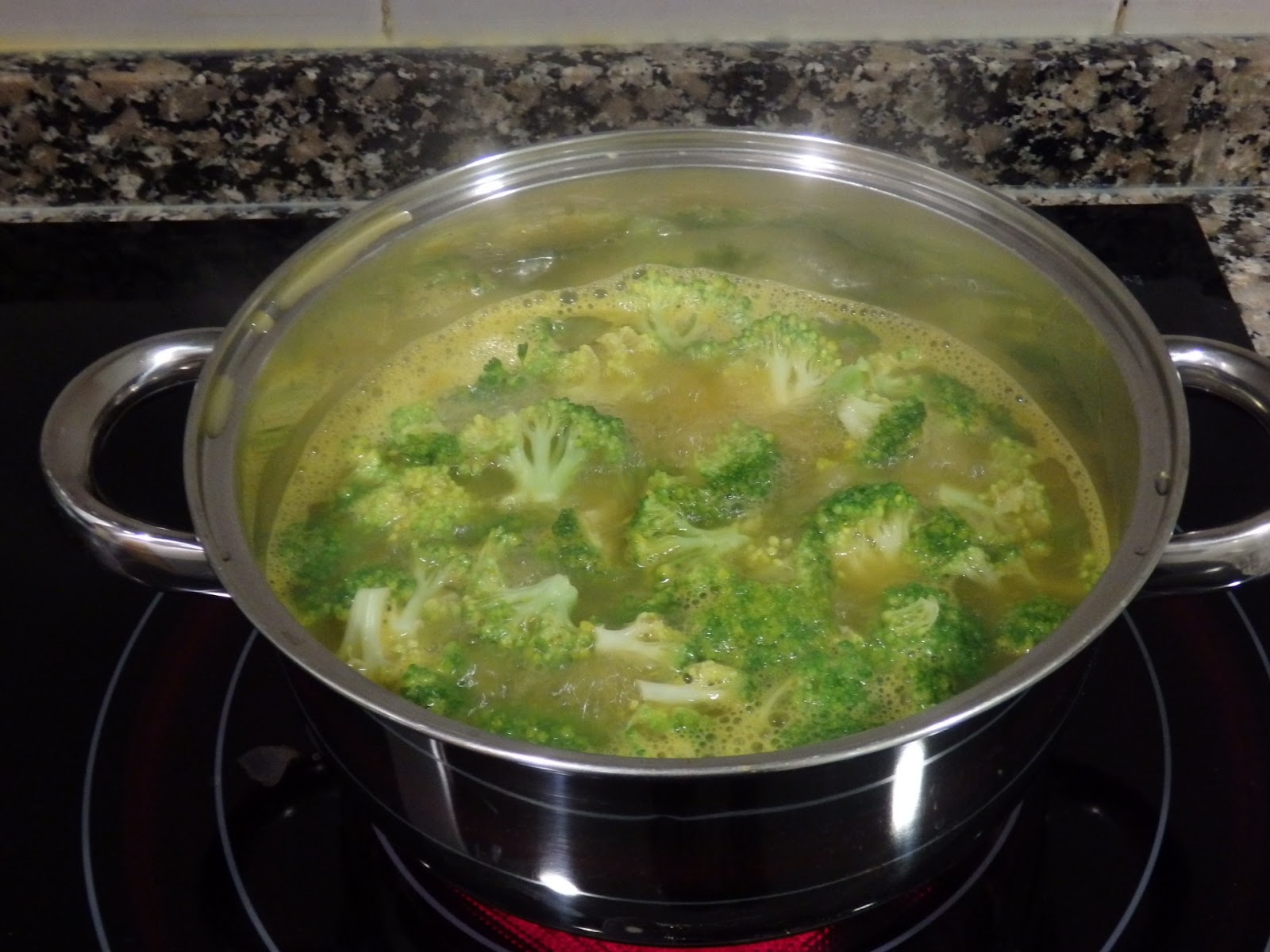 OSUKAA IS COOKING ARROZ FRITO CON BRÓCOLI (con Caldo de Verduras