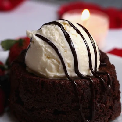 decorate-brownie-with-ice-cream-and-chocolate-syrup