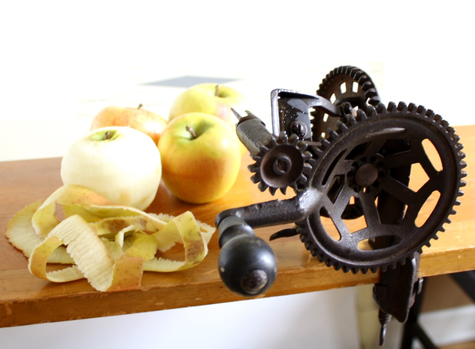 How the Pampered Chef apple peeler - corer - slicer works 