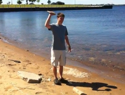 Video : こんな大きな石を投げて、ドボンと沈まず、本当に水面を切るように飛ばすことができると思いますか ? !