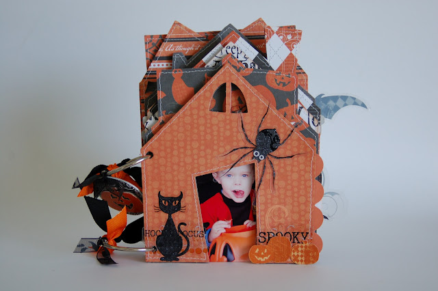 Halloween Mini album by Jen Gallacher from www.jengallacher.com. #halloween #scrapbooking #minialbum