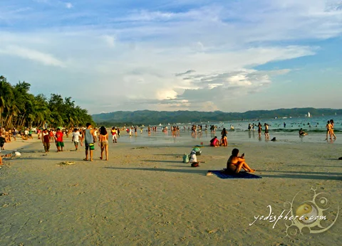 hover_share A bit crowded beach scene at Boracay beachfront station 2