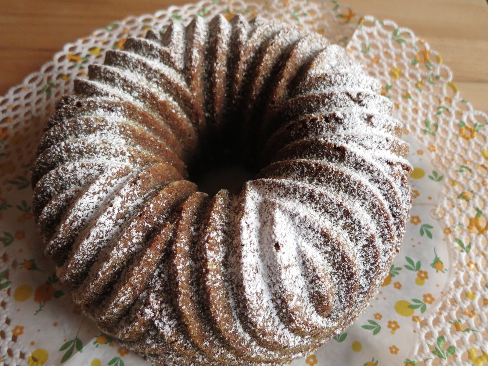 Fliederbaum: herbstlicher Marmorguglhupf mit Kürbiskernöl und Kürbiskernen