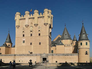 Alcázar de Segovia, palacio real construido en lo alto de una roca.