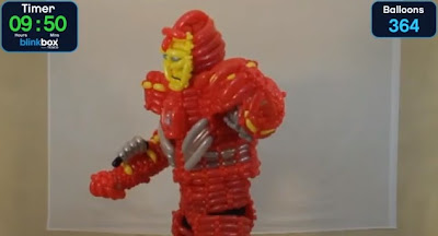 Traje de Iron Man hecho con globos