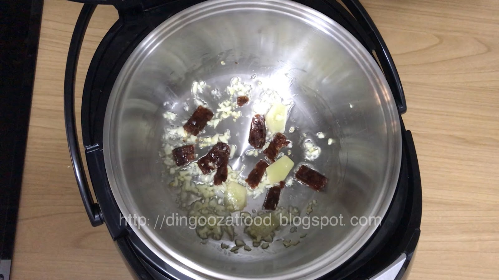 Miki's Food Archives : Rice Cooker Mushroom Chicken Rice 香菇酱油鸡饭[电饭锅食谱]