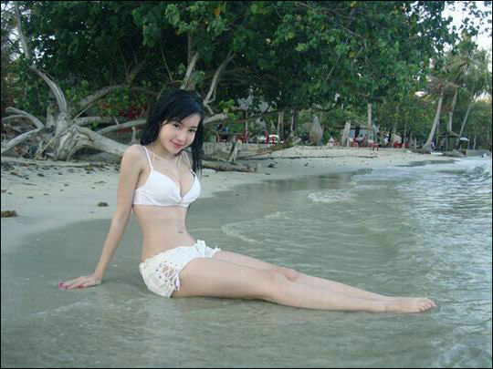 Beautyfull Girl Elly Tran Ha Provocative In Bikini On Sohu