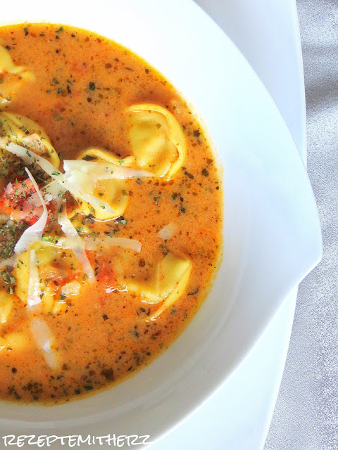 Rezepte mit Herz: Tortellini - Tomaten - Suppe