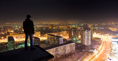 skywalking in moscú de noche y hombre parado en un tejado
