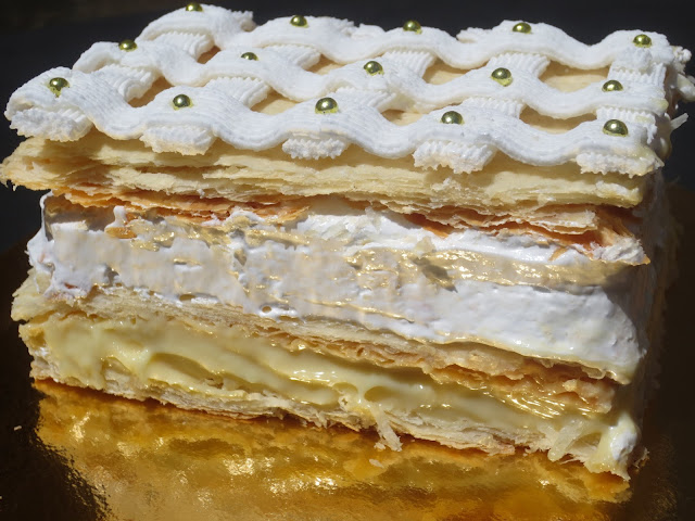 Pastel Napoleón de hojaldre, merengue, crema y glasa Ana Sevilla