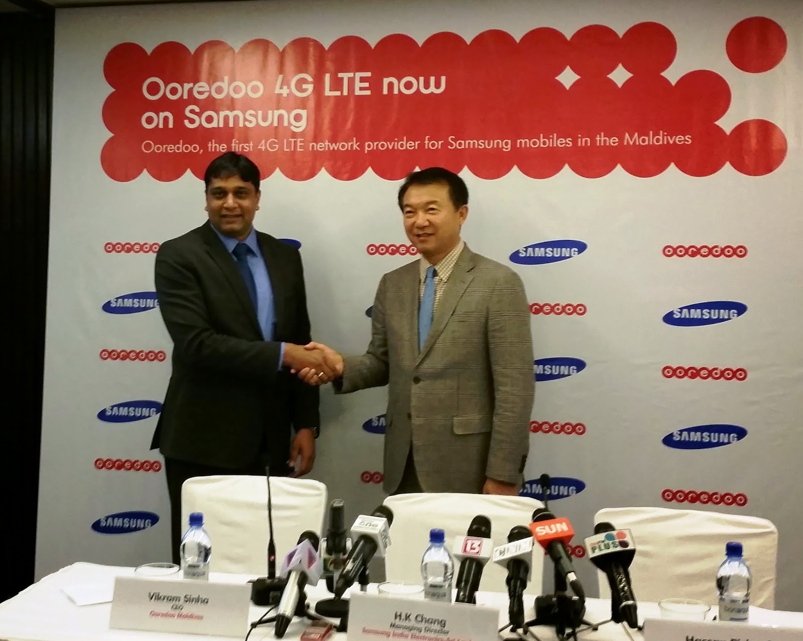 H.K. Chang, Managing Director, Samsung  India  Electronics- Sri Lanka Branch Office  and Vikram Sinha, CEO of Ooredoo officially announce their partnership in the Maldives.jpg