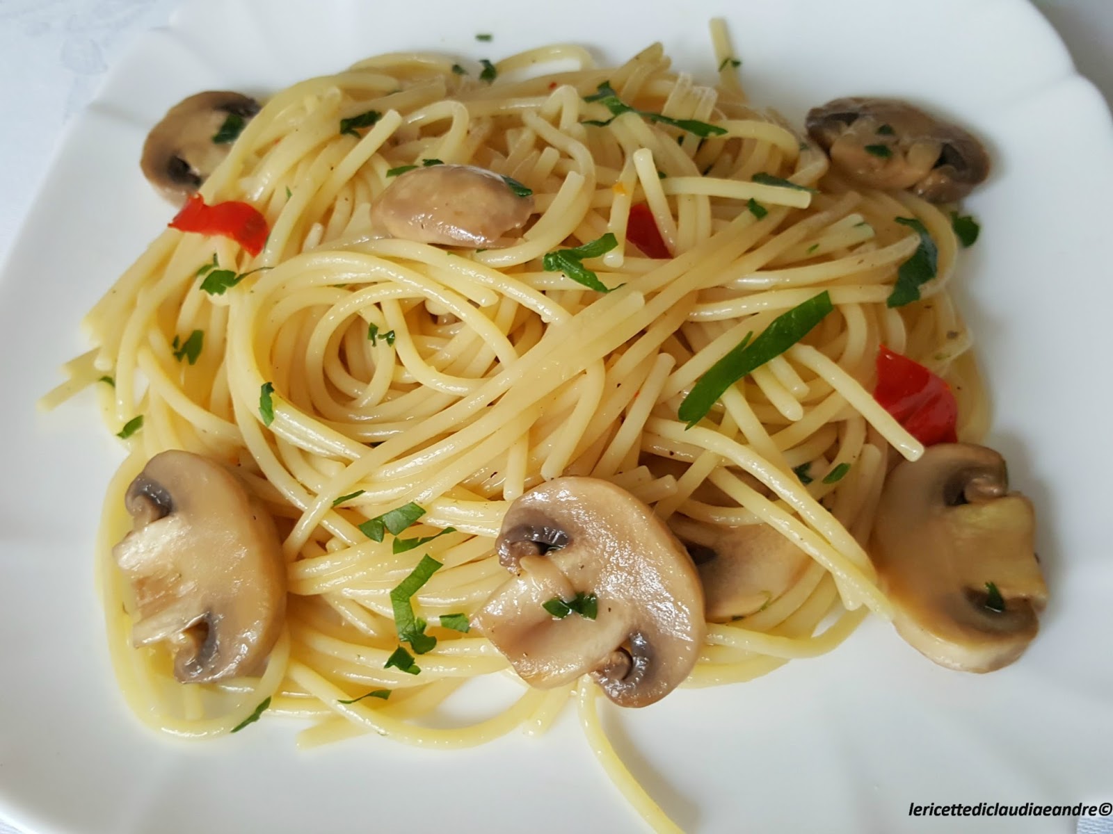 Spaghetti con funghi champignon e peperoncino piccante | Ricetta ed ...