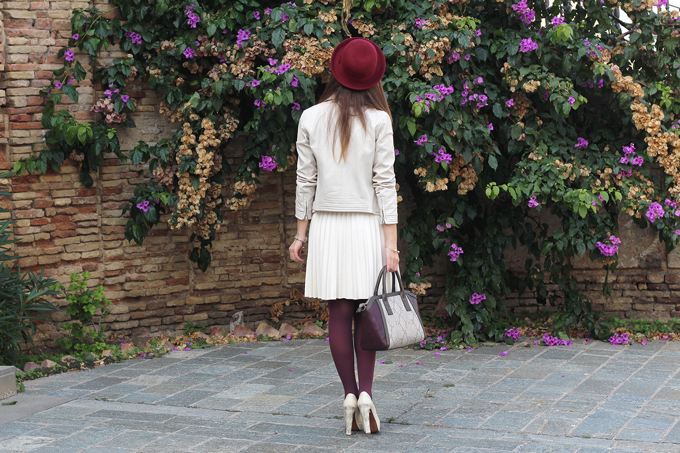 outfit ootd italian fashion blogger cream burgundy zara bijou brigitte plissé skirt jacket leather hat hells shoes