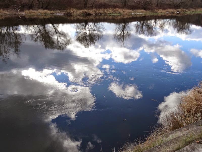 Облака в реке поющие. В реку смотрятся облака. В реку смотрятся облака фото. Реку смотрятся облака последние исполнители. Как выглядит река гледяна.