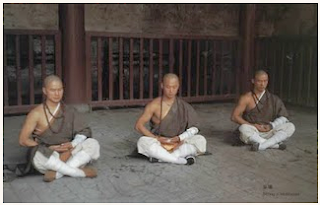 Monges meditando