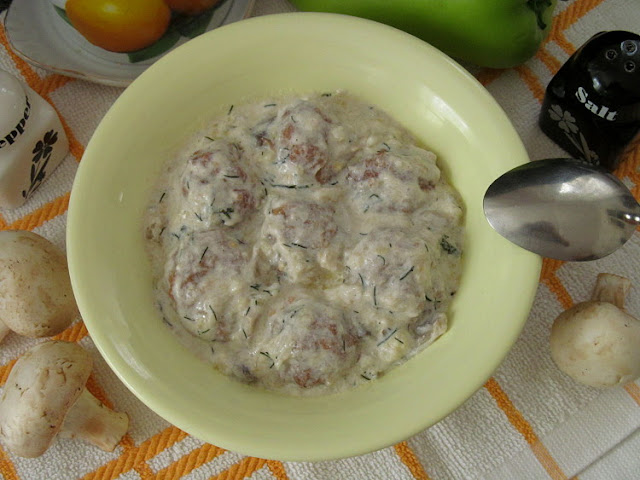 Мясные фрикадельки в баклажанном соусе с грибами