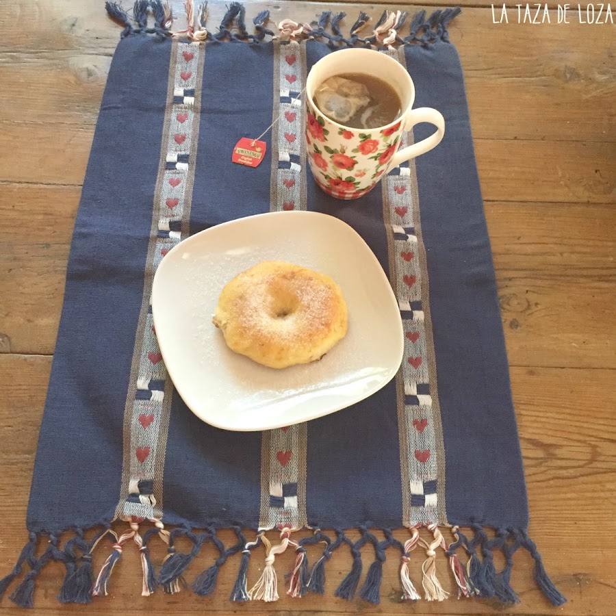 Bollos italianos con un mug de té