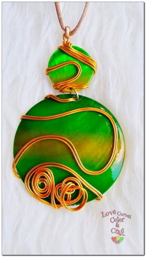 Colgante-de-madre-perlas-y-alambre