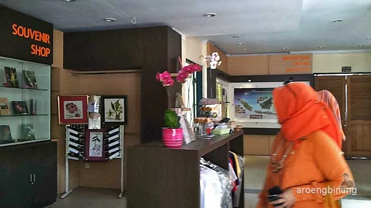 rumah anggrek kebun raya bogor