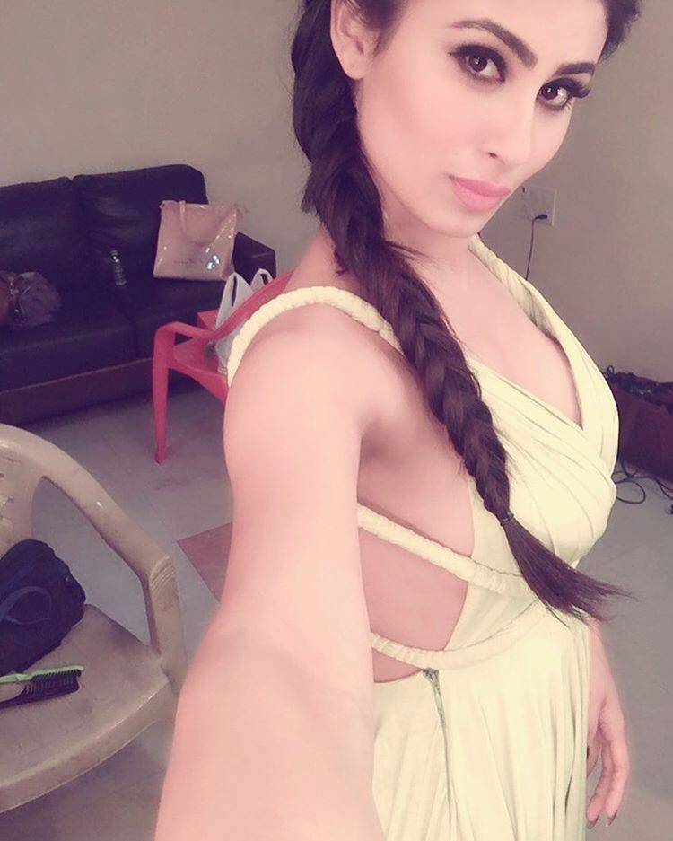 DESI ACTRESS PICTURES: Mouni Roy HD Wallpaper and Photos with Biography -  Free Download â˜† Desipixer â˜†