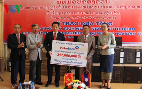 Trao quà tặng của Phó Chủ tịch nước cho trường học Lào