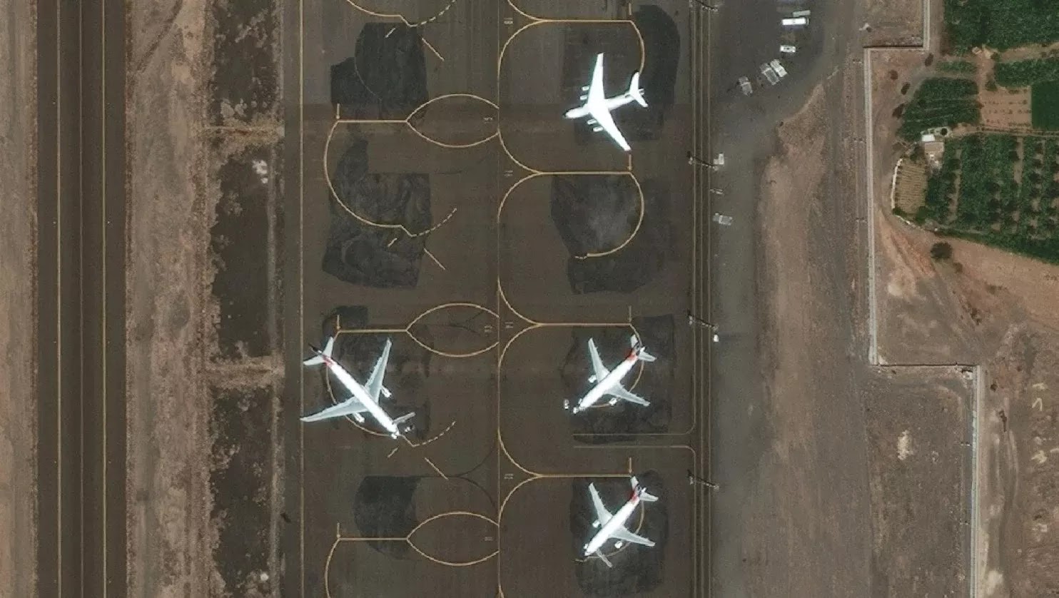 Aviões civis em uma outra parte do aeroporto, por sua vez, ficaram ilesos a partir de 27 de março Aviões civis em uma outra parte do aeroporto, por sua vez, ficaram ilesos a partir de 27 de março