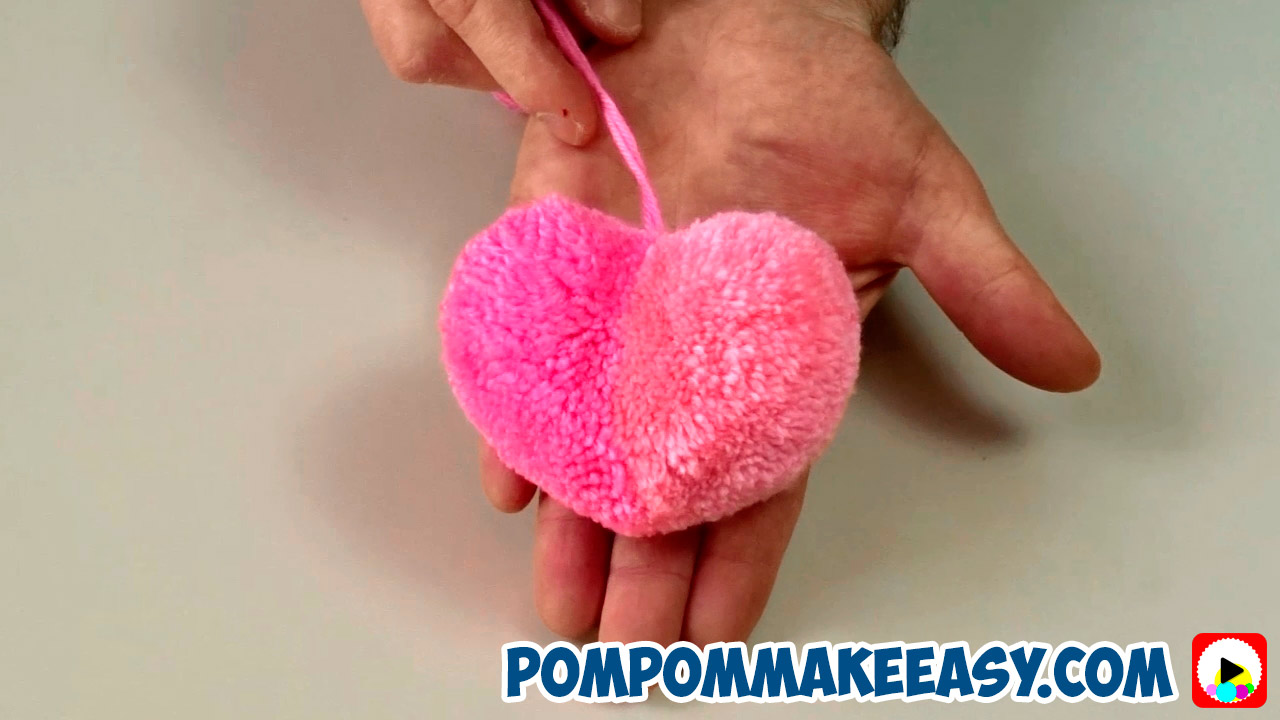 Брелок из пряжи сердце. Помпон из ниток в виде сердца. Как сделать сердечко брелок из ниток. Помпон сердечко из пряжи. Сердце из помпонов.