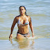 Carla Baía de bikini relaxa na praia (42 anos)