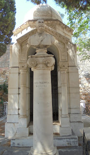 το ταφικό μνημείο του Νικηφόρου Γεωργιάδη στο ορθόδοξο νεκροταφείο του αγίου Γεωργίου στην Ερμούπολη