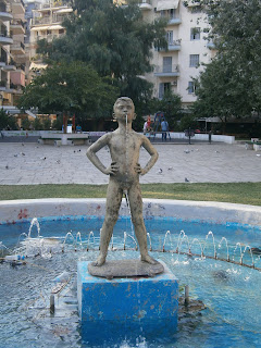 γλυπτό Παιδί που Σφυρίζει στο σιντριβάνι της πλατείας Ναυαρίνου στη Θεσσαλονίκη
