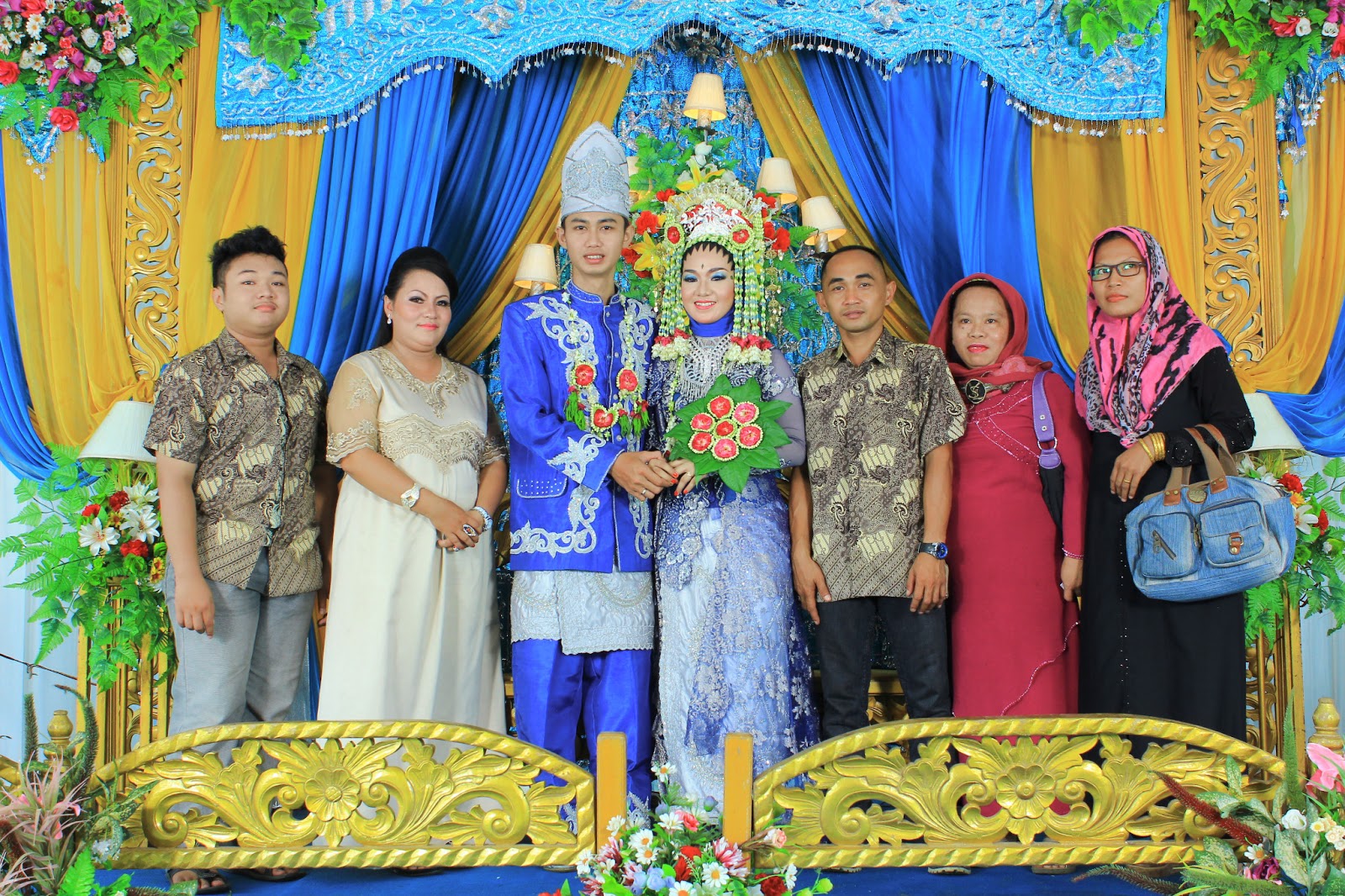 gaun pengantin adat